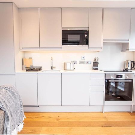 슬라우 Two Bed Flat With Wrap Around Terrace Near Legoland, Windsor, Tube Station 아파트 외부 사진