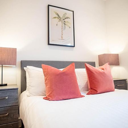 슬라우 Two Bed Flat With Wrap Around Terrace Near Legoland, Windsor, Tube Station 아파트 외부 사진