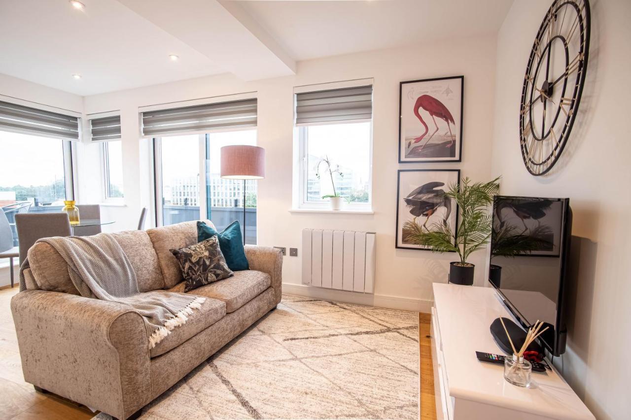 슬라우 Two Bed Flat With Wrap Around Terrace Near Legoland, Windsor, Tube Station 아파트 외부 사진