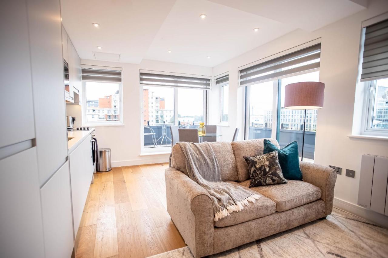 슬라우 Two Bed Flat With Wrap Around Terrace Near Legoland, Windsor, Tube Station 아파트 외부 사진