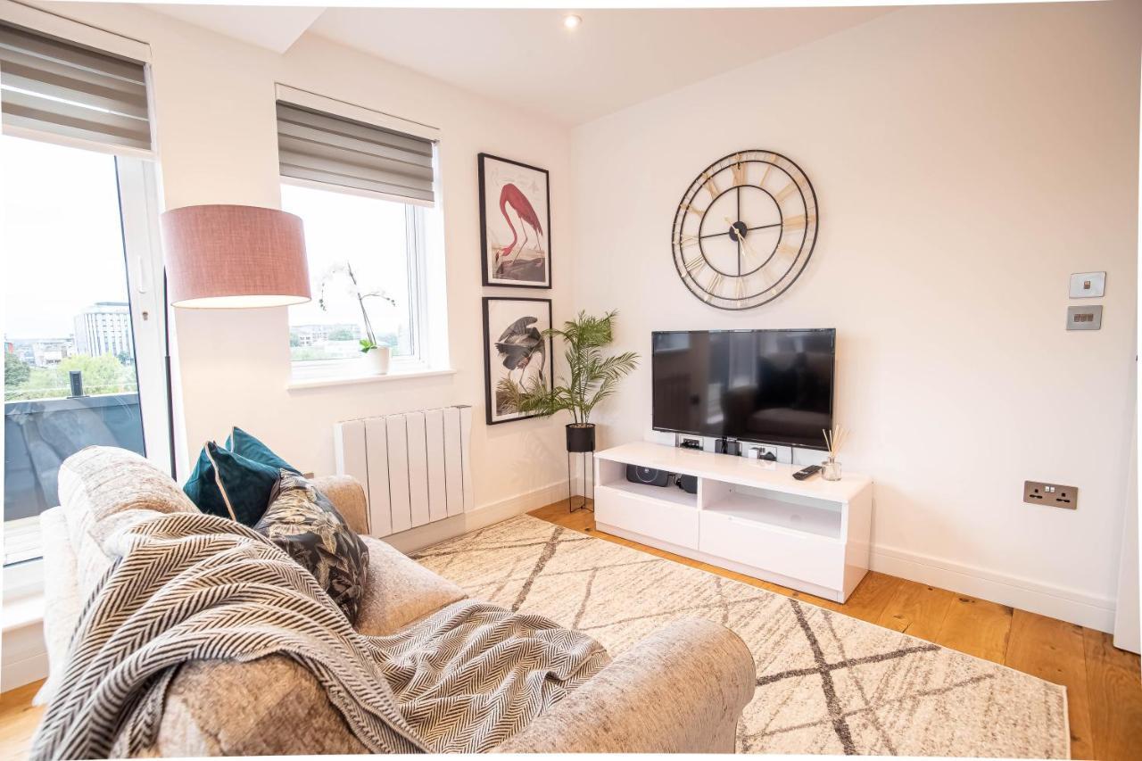 슬라우 Two Bed Flat With Wrap Around Terrace Near Legoland, Windsor, Tube Station 아파트 외부 사진