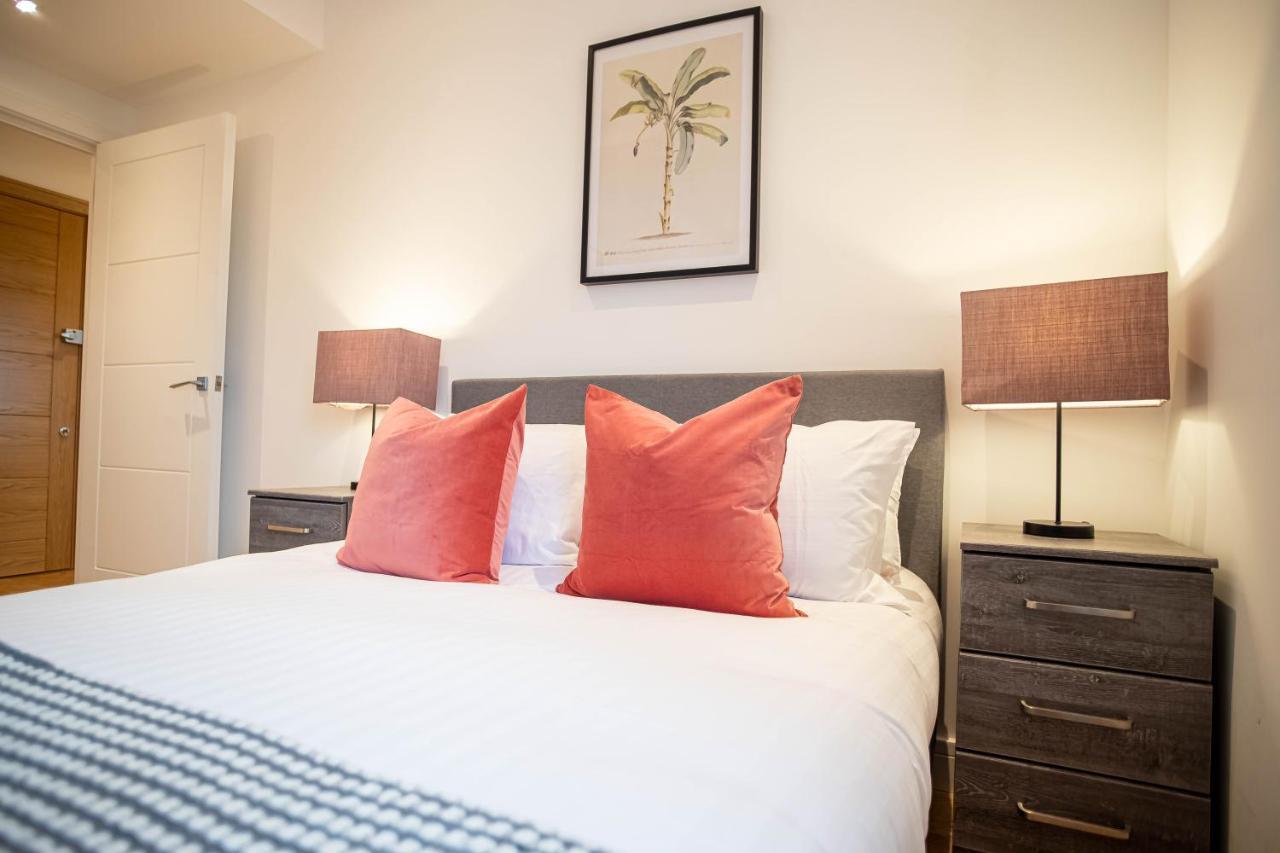 슬라우 Two Bed Flat With Wrap Around Terrace Near Legoland, Windsor, Tube Station 아파트 외부 사진